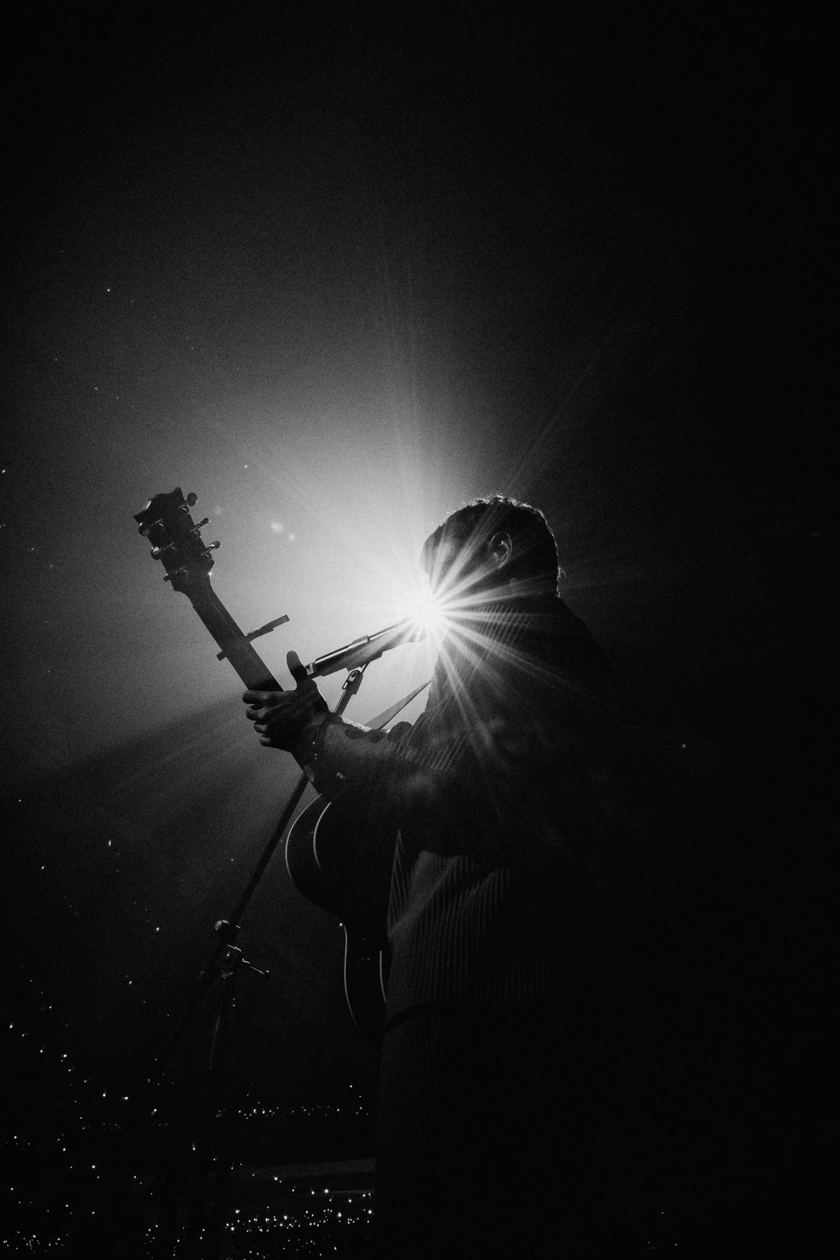Guitariste en contre-jour, silhouette sur scène — 21h33, Lille
