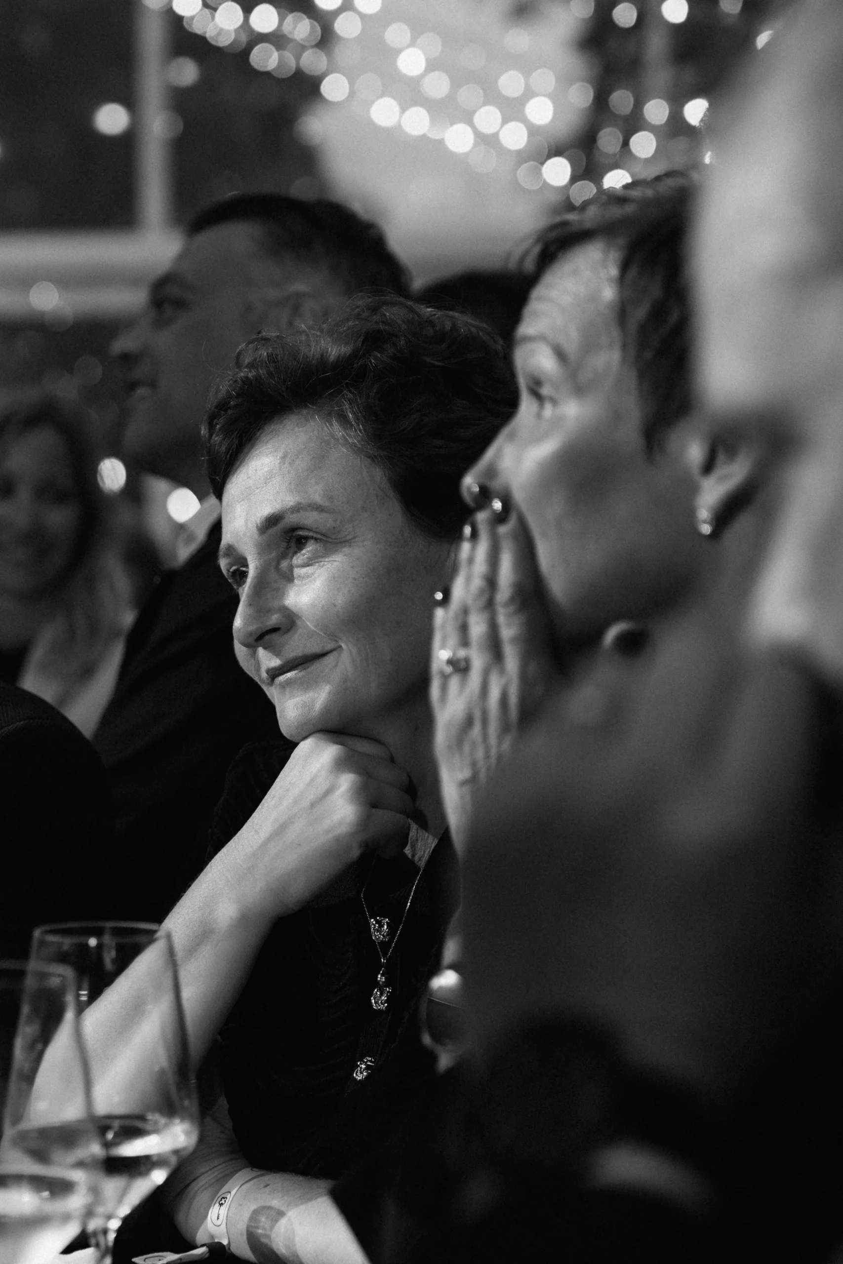 Spectatrice dans la pénombre, regard ému — soirée 21h33, Lille
